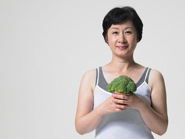 不少喜欢运动的大妈,爱跳广场舞,打打拳,这是好事,因为适当锻炼有助于