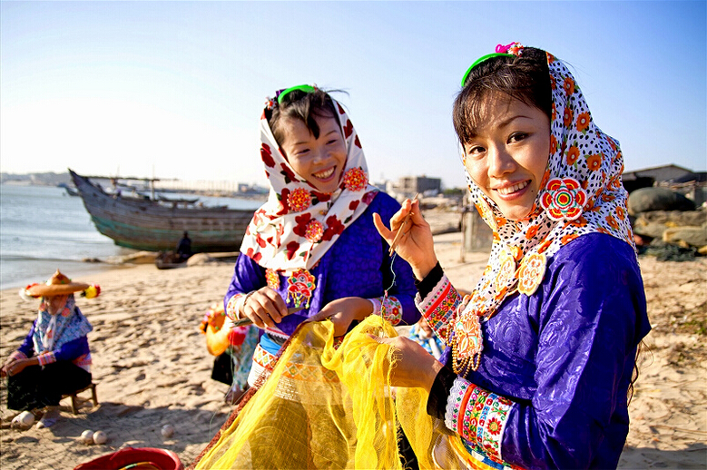 惠安女指是福建泉州惠安县惠东半岛海边的一群特殊的民间风情女人
