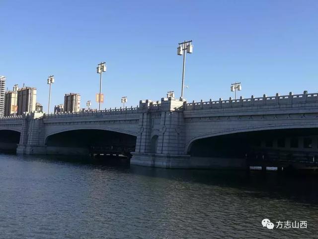 随着城市建设的飞速发展在御河上建造了七座造型各异的桥梁也成为大同
