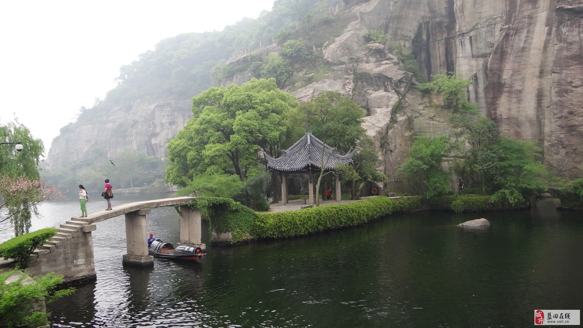 烟雨江南作者:路幼清素材提供:天空视频合成:行哥学读:水秀