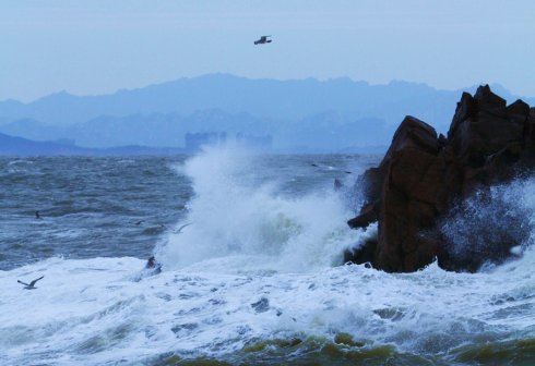乱石穿空,惊涛拍岸,卷起千堆雪.故垒西边,人道是,三国周郎赤壁.