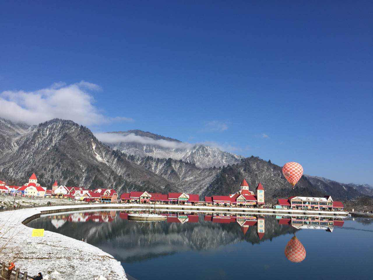 窗含西嶺千秋雪西嶺雪山