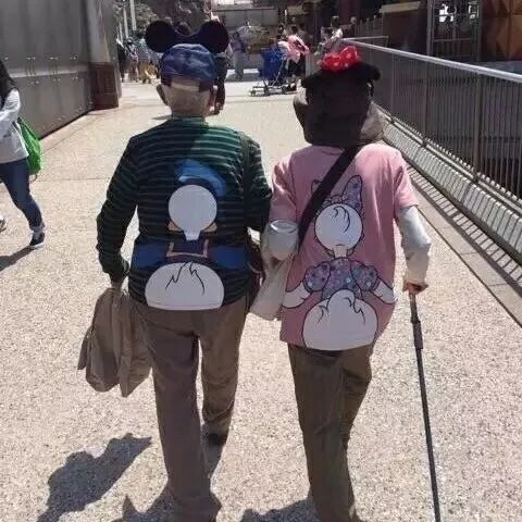 爱是一起穿着情侣装牵手压马路  即便白发苍苍也依旧享受浪漫时光