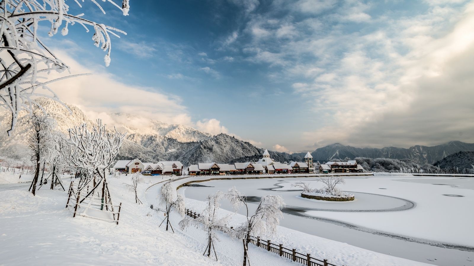 窗含西岭千秋雪西岭雪山