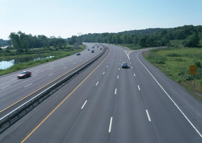 山路弯弯崎岖难行,但沿途的风景却很迷人.