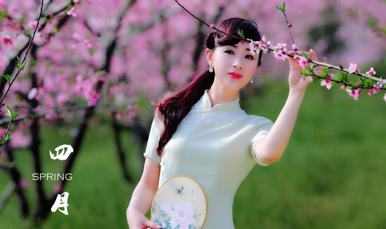 淡淡黛眉,袅袅娜娜,举手投足间,如和风拂柳,摇曳生姿.